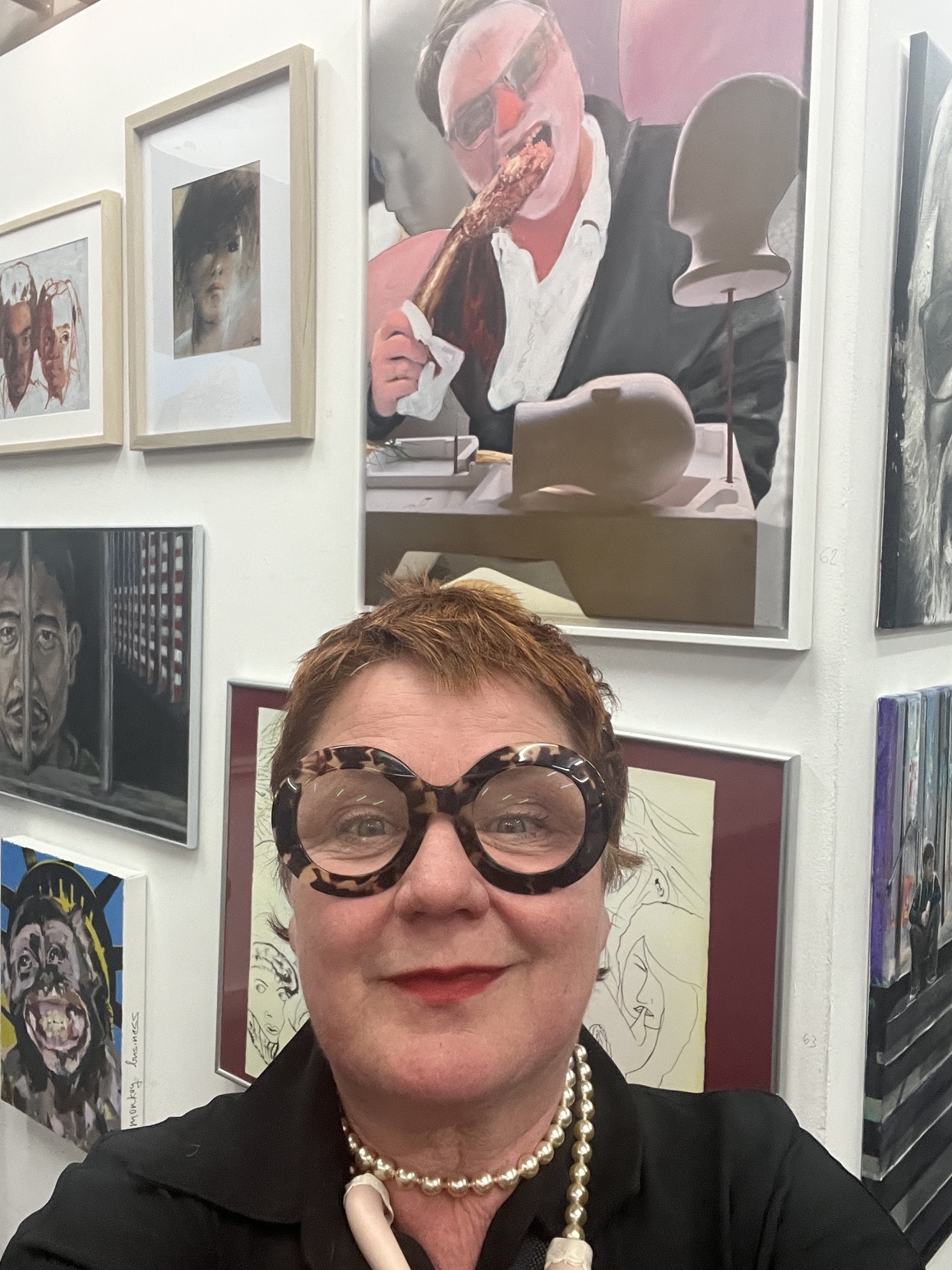 Hier ist die Künstlerin Anne Claire Schroeder-Rose mit ihrem Werk das große Fressen im Kunstverein Schwabmünchen in der Ausstellung Menschenbilder 2026 zu sehen